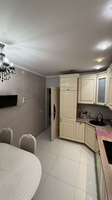 Продам трехкомнатную (3-комн.) квартиру, Добролюбова ул, 48, Калининград г