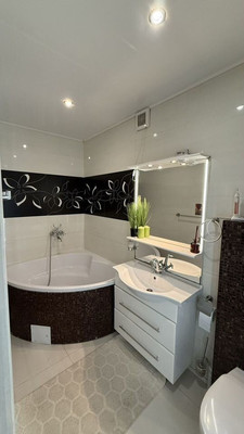 Продам трехкомнатную (3-комн.) квартиру, Добролюбова ул, 48, Калининград г