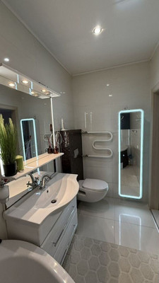 Продам трехкомнатную (3-комн.) квартиру, Добролюбова ул, 48, Калининград г