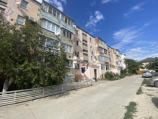 Продам трехкомнатную (3-комн.) квартиру, Школьная ул, 5, Витязево с