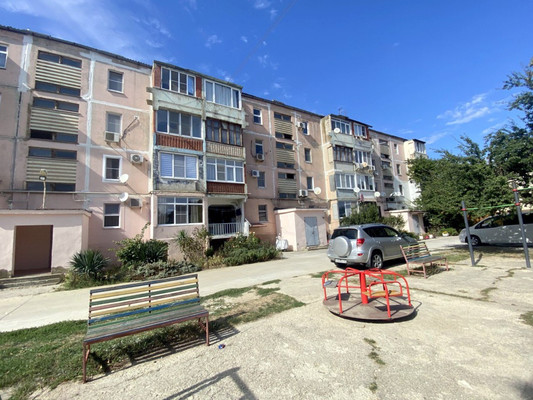 Продам трехкомнатную (3-комн.) квартиру, Школьная ул, 5, Витязево с