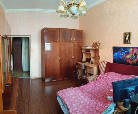 Продам двухкомнатную (2-комн.) квартиру, Совхозная ул, 4а, Симферополь г