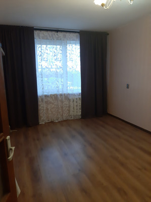 Продам трехкомнатную (3-комн.) квартиру, Школьная ул, 24, Коммунар г