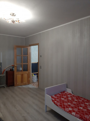 Продам трехкомнатную (3-комн.) квартиру, Школьная ул, 24, Коммунар г