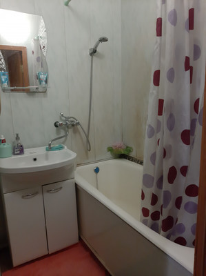 Продам трехкомнатную (3-комн.) квартиру, Школьная ул, 24, Коммунар г