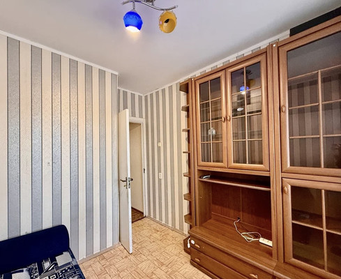 Продам трехкомнатную (3-комн.) квартиру, 60 лет Октября ул, 4, Симферополь г