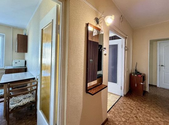 Продам трехкомнатную (3-комн.) квартиру, 60 лет Октября ул, 4, Симферополь г