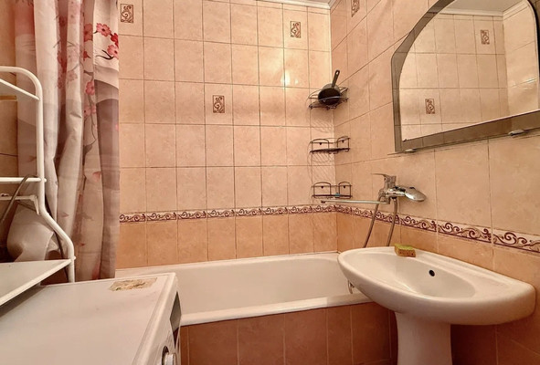 Продам трехкомнатную (3-комн.) квартиру, 60 лет Октября ул, 4, Симферополь г