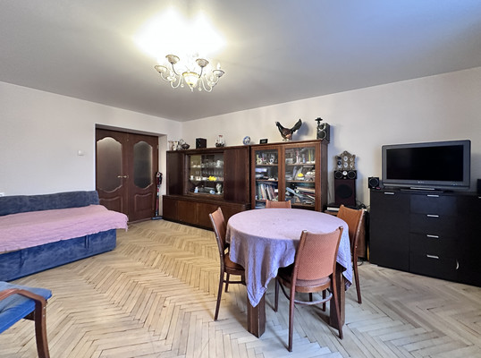 Продам трехкомнатную (3-комн.) квартиру, Космонавтов пр-кт, 64, Санкт-Петербург г