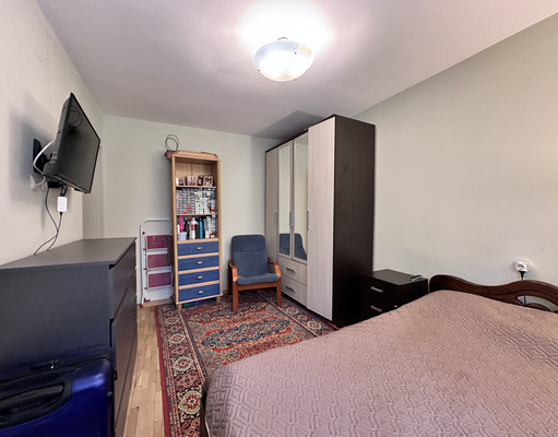 Продам трехкомнатную (3-комн.) квартиру, Космонавтов пр-кт, 64, Санкт-Петербург г