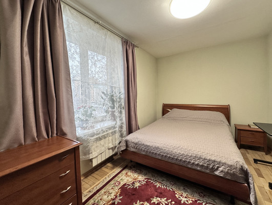 Продам трехкомнатную (3-комн.) квартиру, Космонавтов пр-кт, 64, Санкт-Петербург г