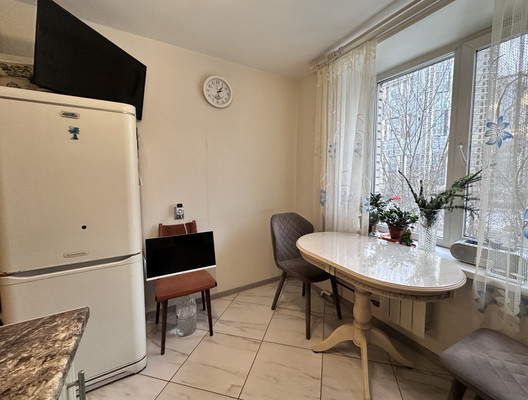 Продам трехкомнатную (3-комн.) квартиру, Космонавтов пр-кт, 64, Санкт-Петербург г