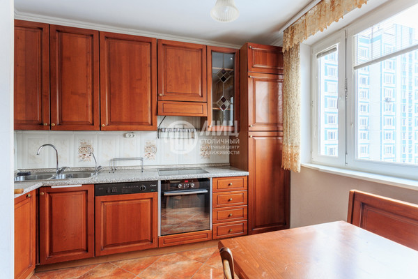 Продам трехкомнатную (3-комн.) квартиру, Осенний б-р, 16к2, Москва г