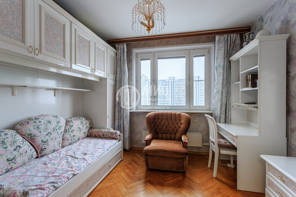 Продам трехкомнатную (3-комн.) квартиру, Осенний б-р, 16к2, Москва г