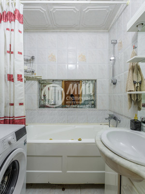 Продам трехкомнатную (3-комн.) квартиру, Осенний б-р, 16к2, Москва г