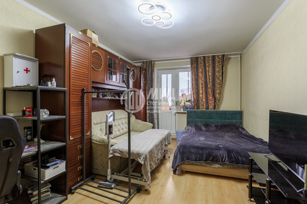 Продам однокомнатную (1-комн.) квартиру, Осенний б-р, 16к2, Москва г