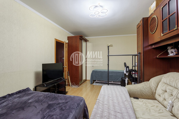 Продам однокомнатную (1-комн.) квартиру, Осенний б-р, 16к2, Москва г