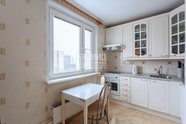 Продам однокомнатную (1-комн.) квартиру, Осенний б-р, 16к2, Москва г