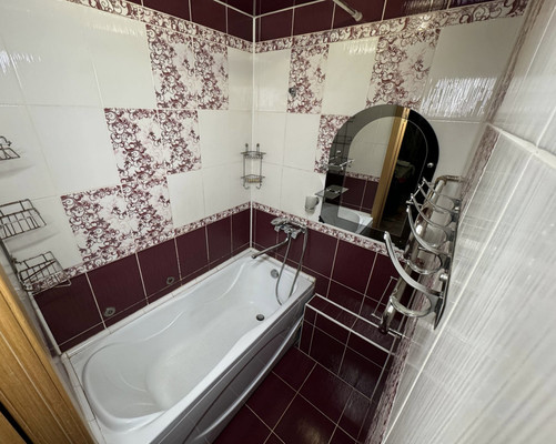 Продам трехкомнатную (3-комн.) квартиру, Гамарника ул, 19к6, Комсомольск-на-Амуре г