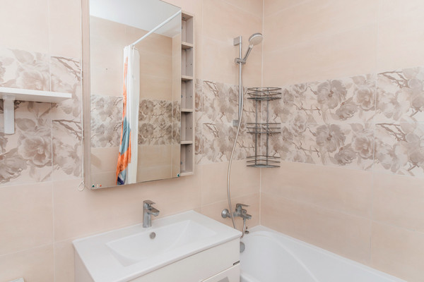 Продам двухкомнатную (2-комн.) квартиру, Строителей ул, 111, Ханты-Мансийск г