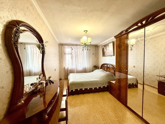 Продам трехкомнатную (3-комн.) квартиру, Миллера Ж.А. ул, 60, Симферополь г