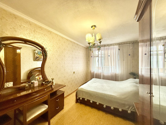 Продам трехкомнатную (3-комн.) квартиру, Миллера Ж.А. ул, 60, Симферополь г