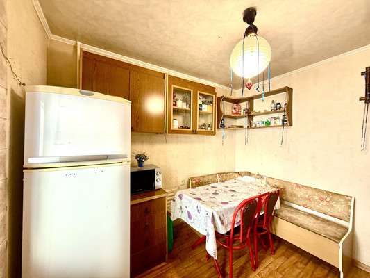 Продам трехкомнатную (3-комн.) квартиру, Миллера Ж.А. ул, 60, Симферополь г