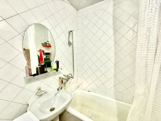 Продам трехкомнатную (3-комн.) квартиру, Миллера Ж.А. ул, 60, Симферополь г