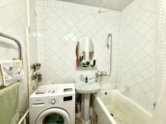 Продам трехкомнатную (3-комн.) квартиру, Миллера Ж.А. ул, 60, Симферополь г