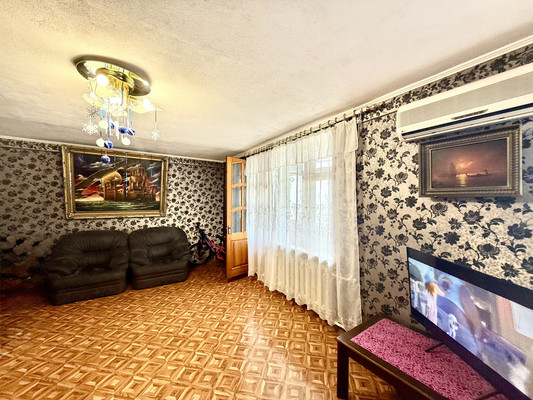 Продам трехкомнатную (3-комн.) квартиру, Миллера Ж.А. ул, 60, Симферополь г