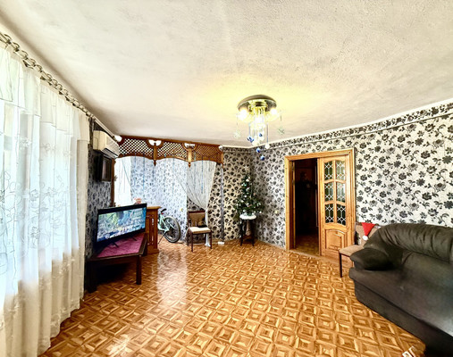 Продам трехкомнатную (3-комн.) квартиру, Миллера Ж.А. ул, 60, Симферополь г