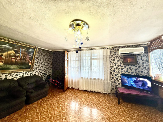 Продам трехкомнатную (3-комн.) квартиру, Миллера Ж.А. ул, 60, Симферополь г