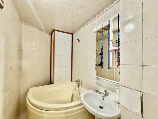 Продам трехкомнатную (3-комн.) квартиру, Миллера Ж.А. ул, 60, Симферополь г