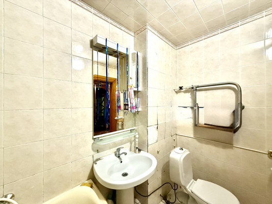 Продам трехкомнатную (3-комн.) квартиру, Миллера Ж.А. ул, 60, Симферополь г