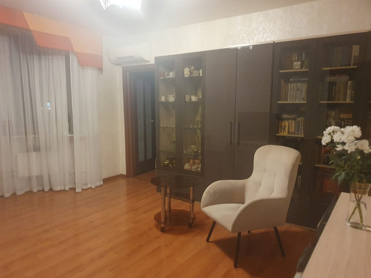 Продам трехкомнатную (3-комн.) квартиру, Генерала Кныша ул, 15, Гатчина г