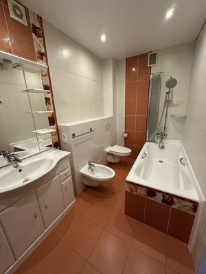 Продам трехкомнатную (3-комн.) квартиру, Римская ул, 20, Калининград г