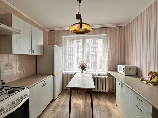 Продам трехкомнатную (3-комн.) квартиру, Артиллерийская ул, 35, Калининград г