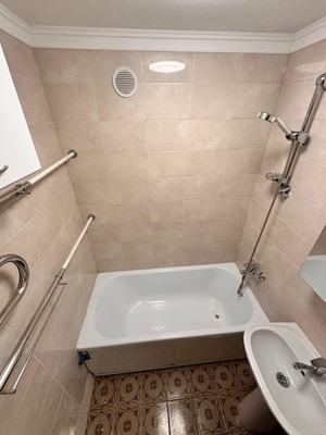 Продам трехкомнатную (3-комн.) квартиру, Артиллерийская ул, 35, Калининград г