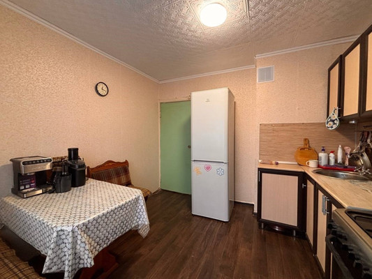 Продам многокомнатную квартиру, Строителей ул, 15, Белые Берега рп