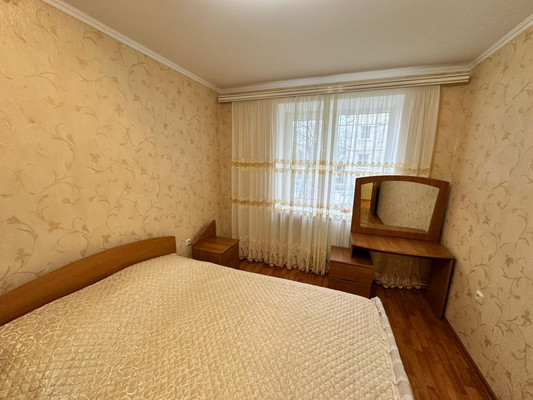 Продам трехкомнатную (3-комн.) квартиру, Гагарина ул, 25, Парковый п