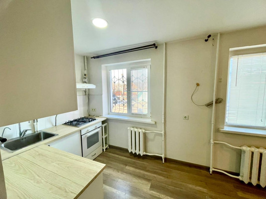 Продам трехкомнатную (3-комн.) квартиру, Володарского ул, 88, Армавир г