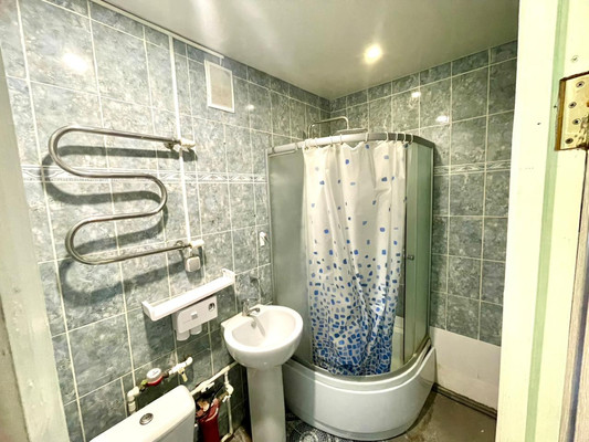 Продам трехкомнатную (3-комн.) квартиру, Володарского ул, 88, Армавир г