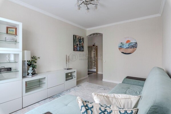 Продам трехкомнатную (3-комн.) квартиру, Днепропетровская ул, 3к1, Москва г