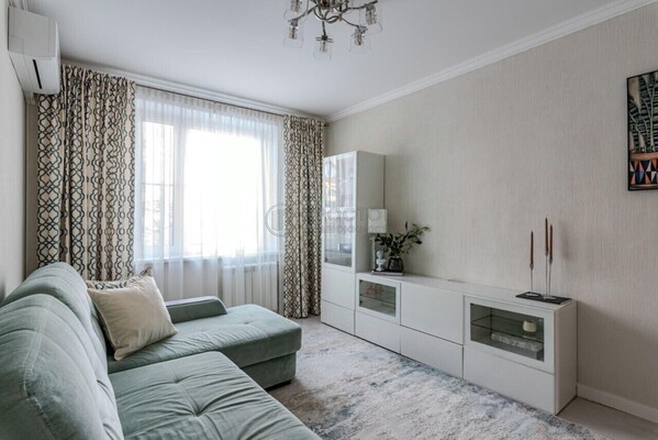 Продам трехкомнатную (3-комн.) квартиру, Днепропетровская ул, 3к1, Москва г