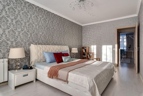 Продам трехкомнатную (3-комн.) квартиру, Днепропетровская ул, 3к1, Москва г