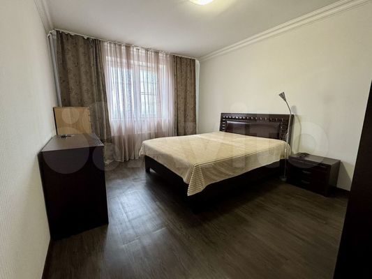 Продам трехкомнатную (3-комн.) квартиру, 60 лет Победы ул, 10а, Октябрьский рп