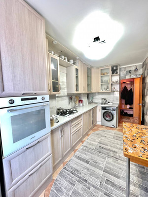 Продам трехкомнатную (3-комн.) квартиру, Большая ул, 181, Ишим г