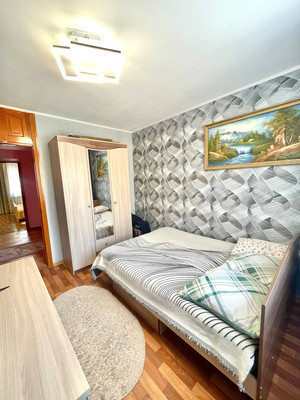 Продам трехкомнатную (3-комн.) квартиру, Большая ул, 181, Ишим г