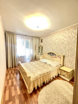 Продам трехкомнатную (3-комн.) квартиру, Большая ул, 181, Ишим г