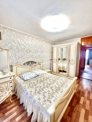 Продам трехкомнатную (3-комн.) квартиру, Большая ул, 181, Ишим г